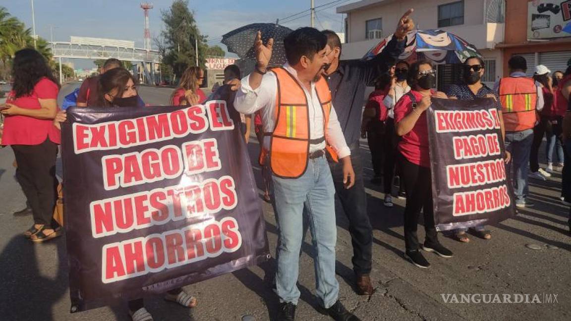 Bloquean bulevar en Torreon; maestros de la Sección 35 exigen les paguen ahorro