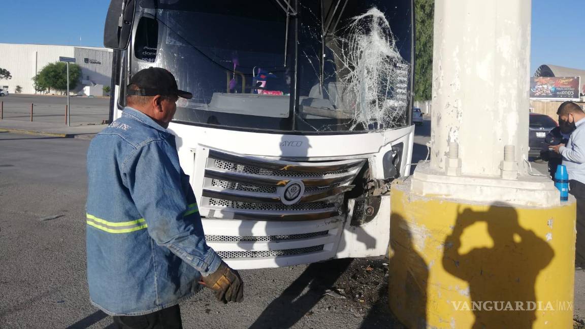 Choca y abandona su camión frente a Centro de Gobierno de Saltillo