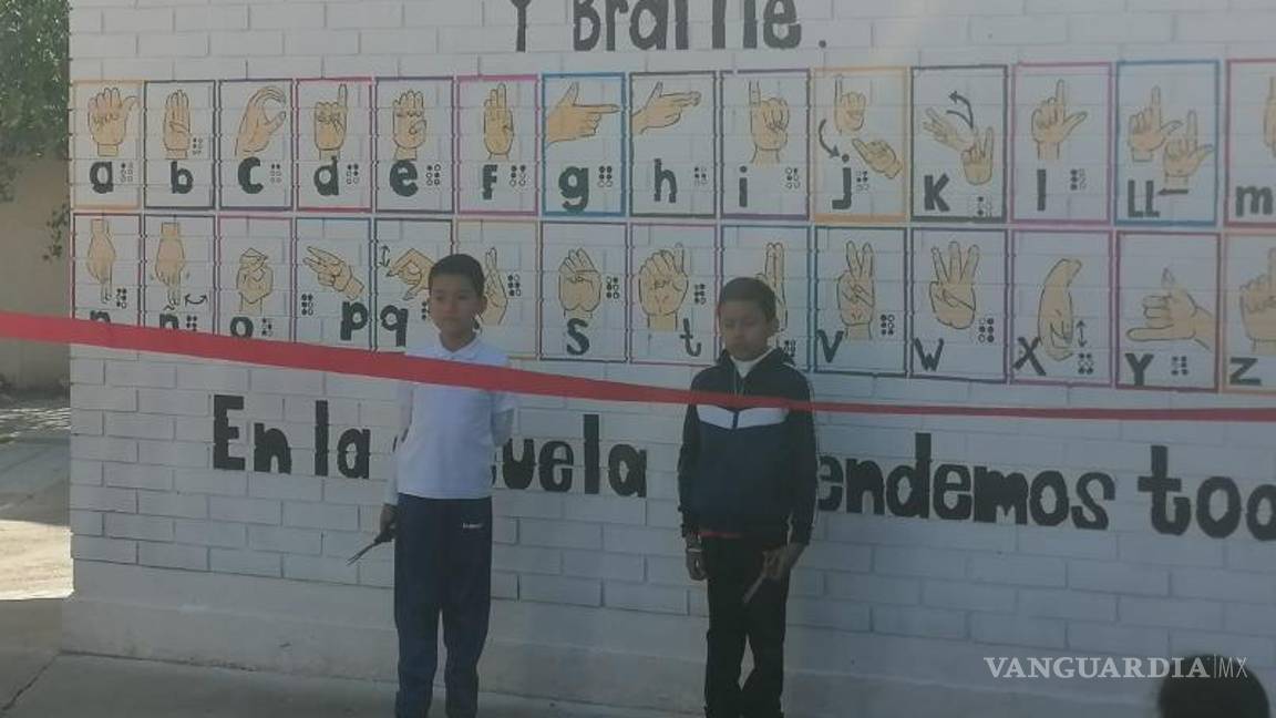 $!El mural está en exhibición en el interior del plantel escolar junto al patio cívico .