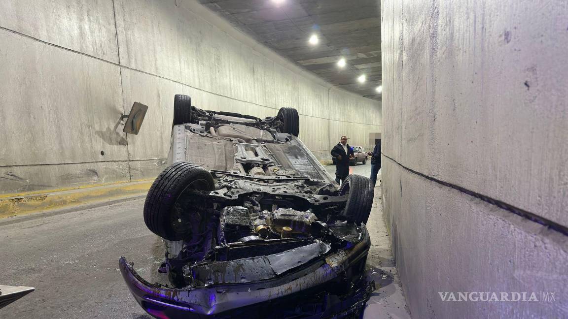 Exceso de velocidad provoca volcadura en ‘El Sarape’ en Saltillo; otro auto se estrella contra muro