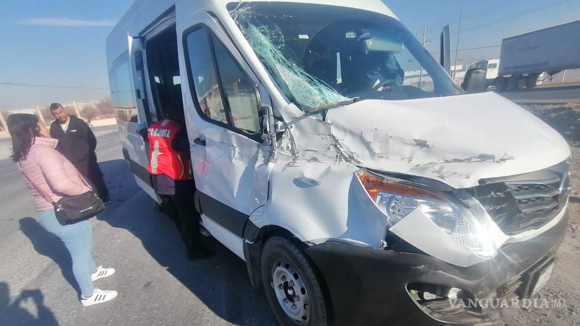 Accidente entre tráiler y van de personal deja 3 trabajadoras heridas en Ramos Arizpe