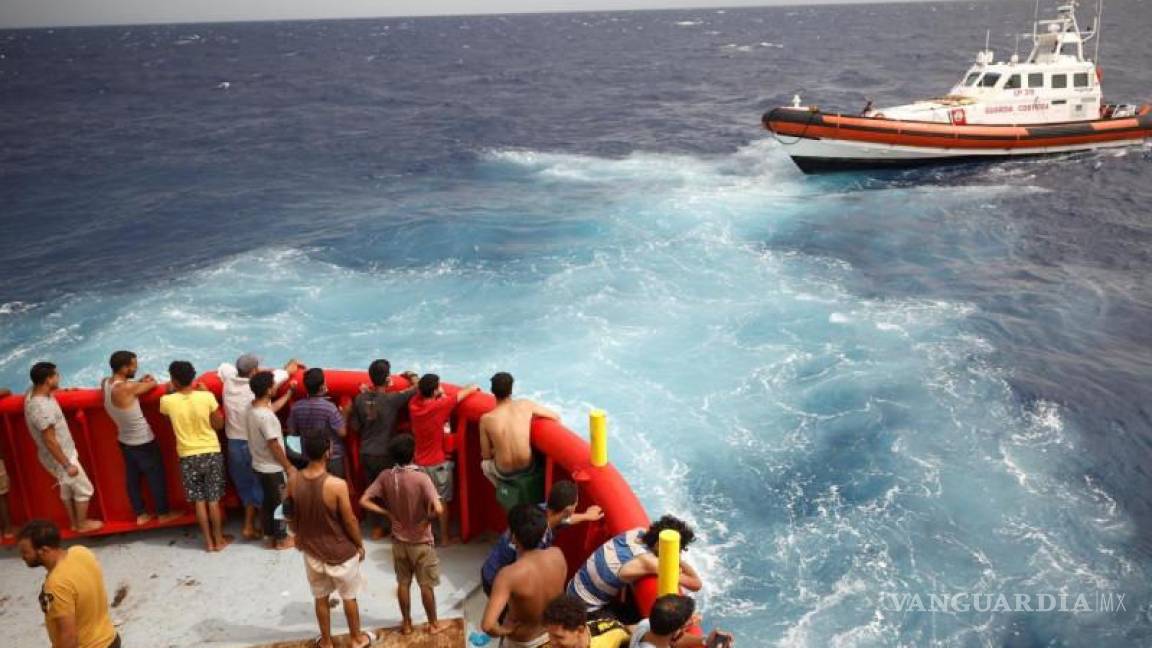 Rescatan a 57 migrantes tras naufragio de dos barcos cerca de isla italiana