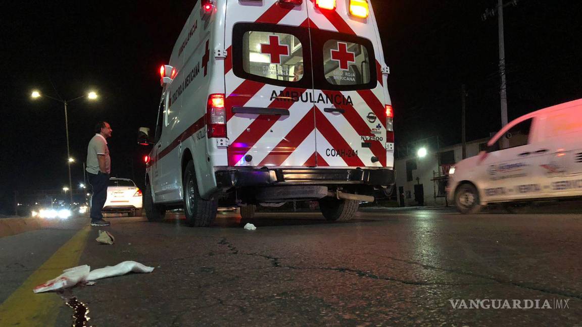 $!La sangre del hombre se pudo observar sobre la carpeta asfáltica.