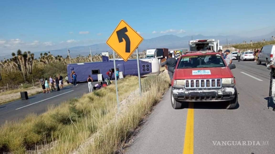 Volcadura de autobús deja ocho pasajeros heridos en carretera Saltillo-Zacatecas; conductor dormitó