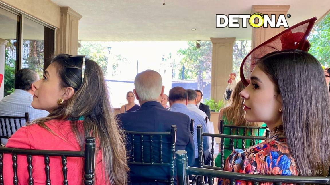 $!Por su parecido, de seguro son madre e hija, siguiendo atentas y respetuosas el evento del viernes 16. Me encantaron.