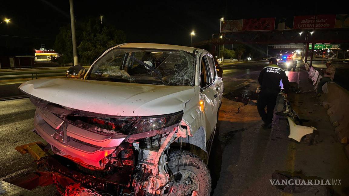 Acelerado destroza su camioneta al impactarse contra muro de contención en Saltillo