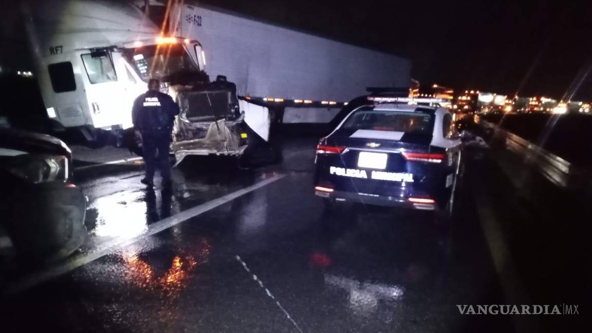 Arteaga: tráiler derrapa en una curva y desata caos vial en la 57