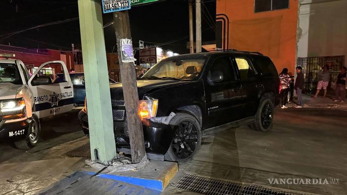 $!El agente de tránsito turnó el caso ante el Ministerio Público y procedió a la detención de los dos conductores, ya que no se llegó a un arreglo entre ambos.