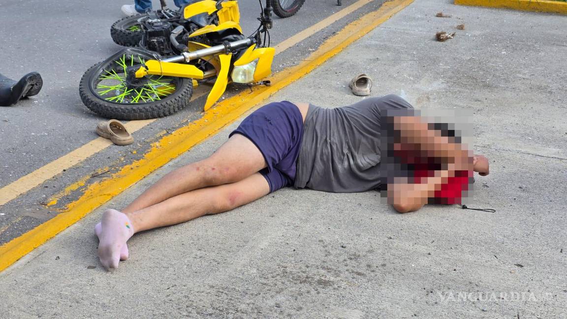 Acelerado motociclista se estrella contra palma en Parras; iba sin casco y sufre fuerte golpe en la cabeza