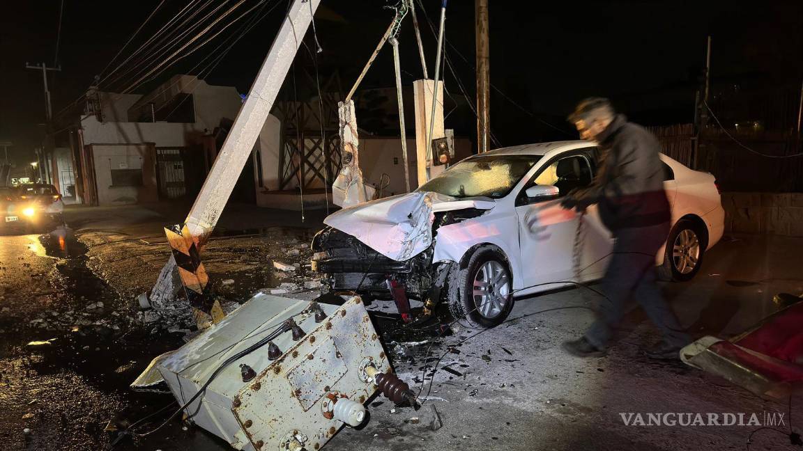 $!El poste de concreto y el transformador derribados dejaron sin energía a varias colonias cercanas.