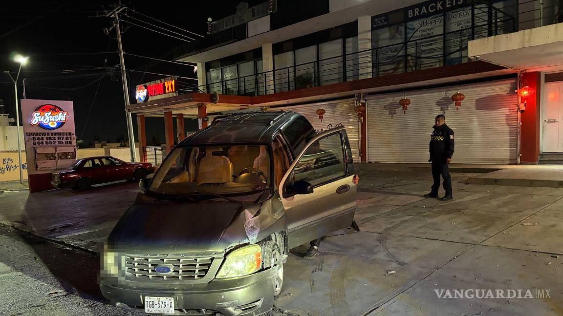 $!La camioneta Ford Windstar quedó abandonada tras el fuerte impacto contra un poste en Mirasierra.