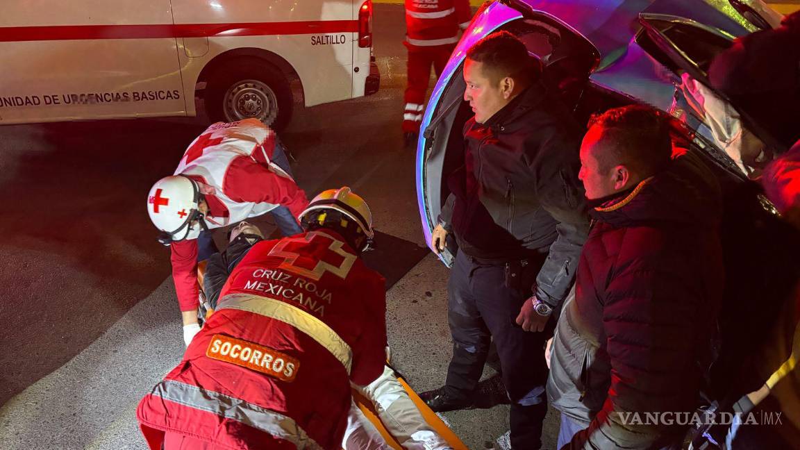 $!Paramédicos de la Cruz Roja trasladan al conductor herido tras sufrir un grave accidente en el periférico Luis Echeverría.