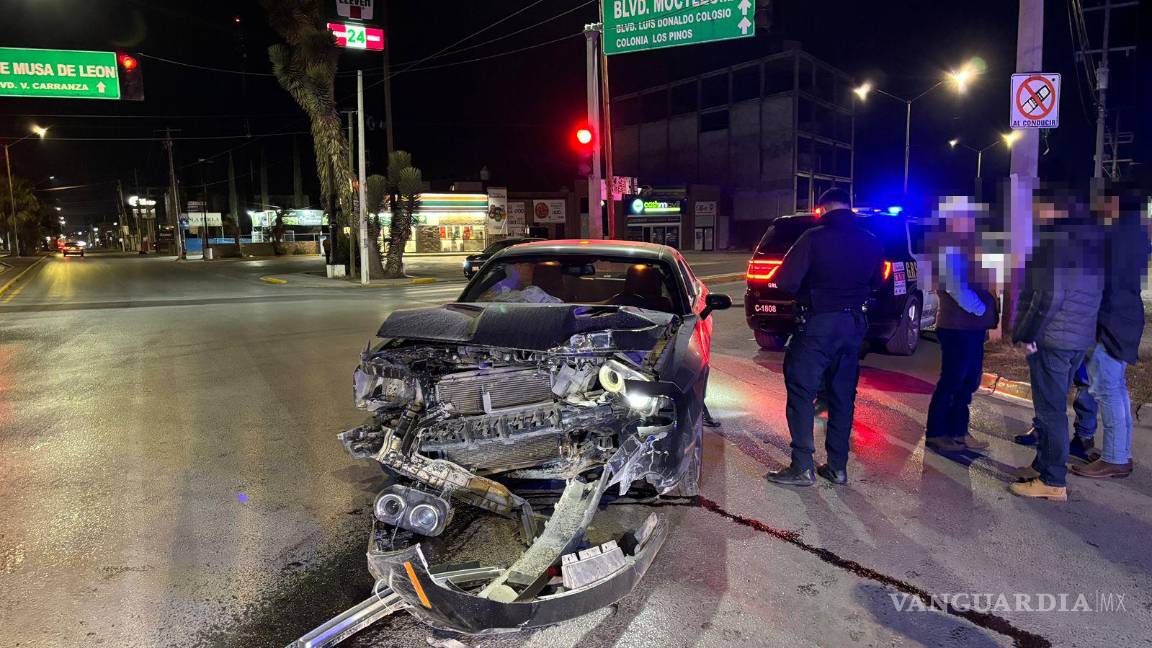 $!El Dodge Neón, afectado por el impacto, quedó obstruyendo parte de la vialidad.