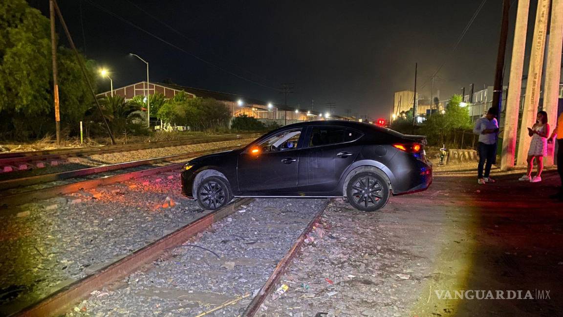 Conductor y copiloto quedan atrapados en vías del tren en Saltillo