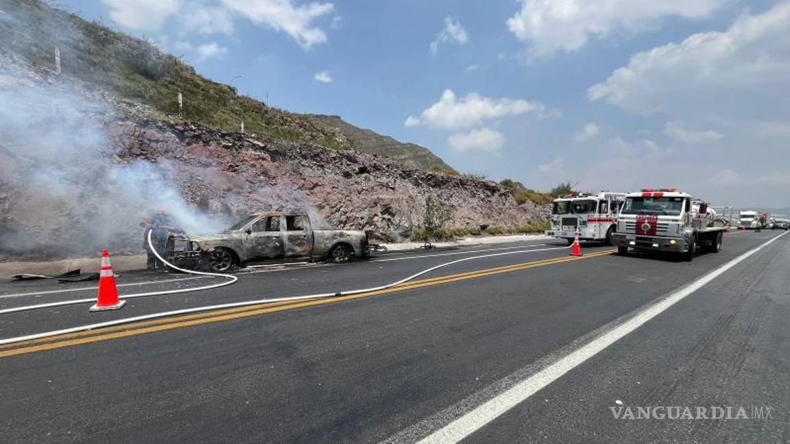 $!Elementos del cuerpo de bomberos de Ramos Arizpe trabajaron para sofocar las llamas que consumieron la camioneta.