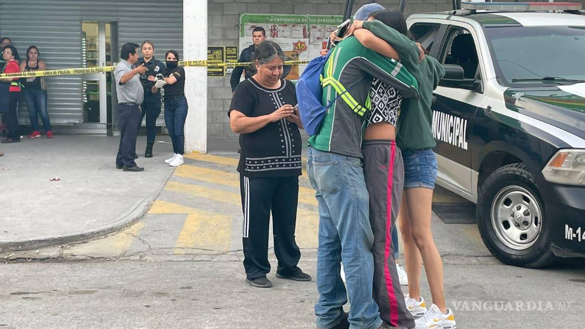$!Familiares de Rafael acudieron a la tienda para recibir información sobre el hombre al interior.