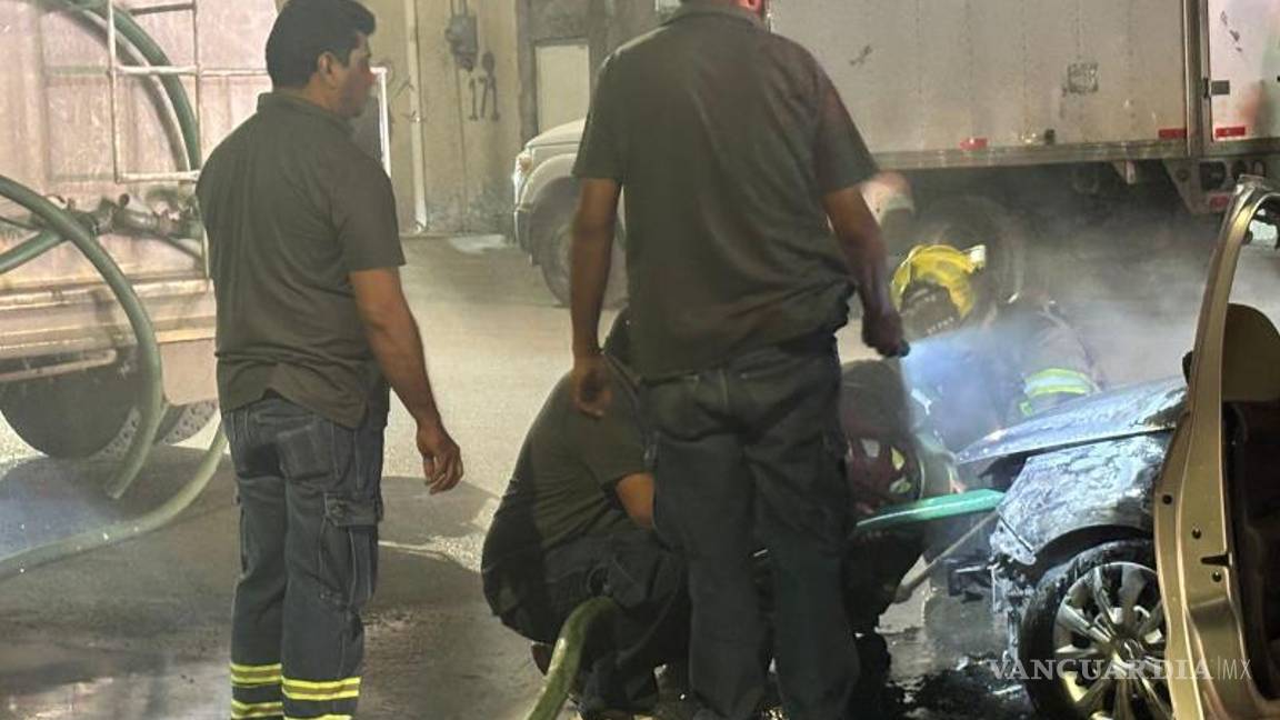 $!Un trabajador municipal utilizo un camión cisterna para apagar el fuego que consumía el automóvil.