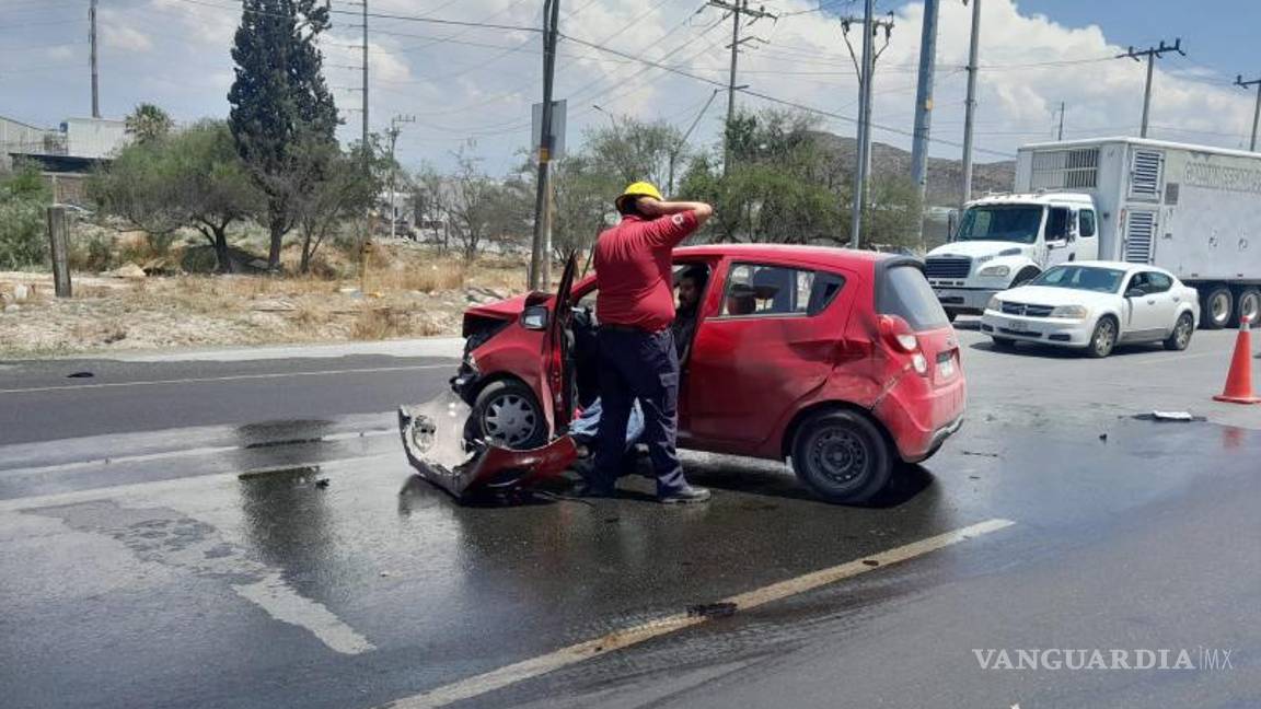 $!El auto compacto terminó con el frente destrozado.