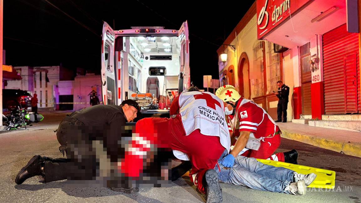 $!Socorristas de la Cruz Roja brindaron atención médica al acompañante de la motocicleta, quien fue hallado inconsciente sobre el pavimento.