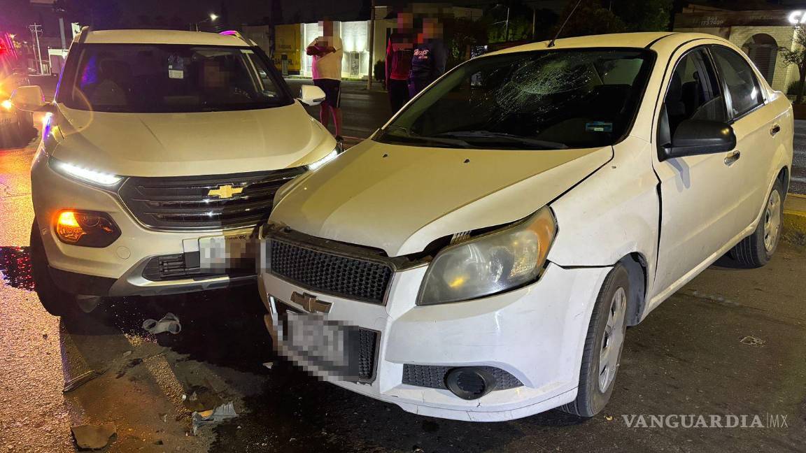 Se estrella contra barra de contención y otro auto lo choca, en Saltillo; no hubo lesionados