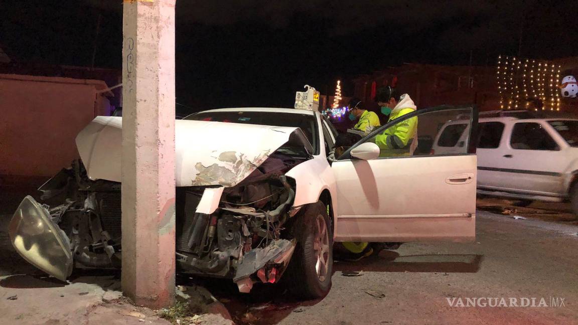 $!El auto terminó estampado en el poste.