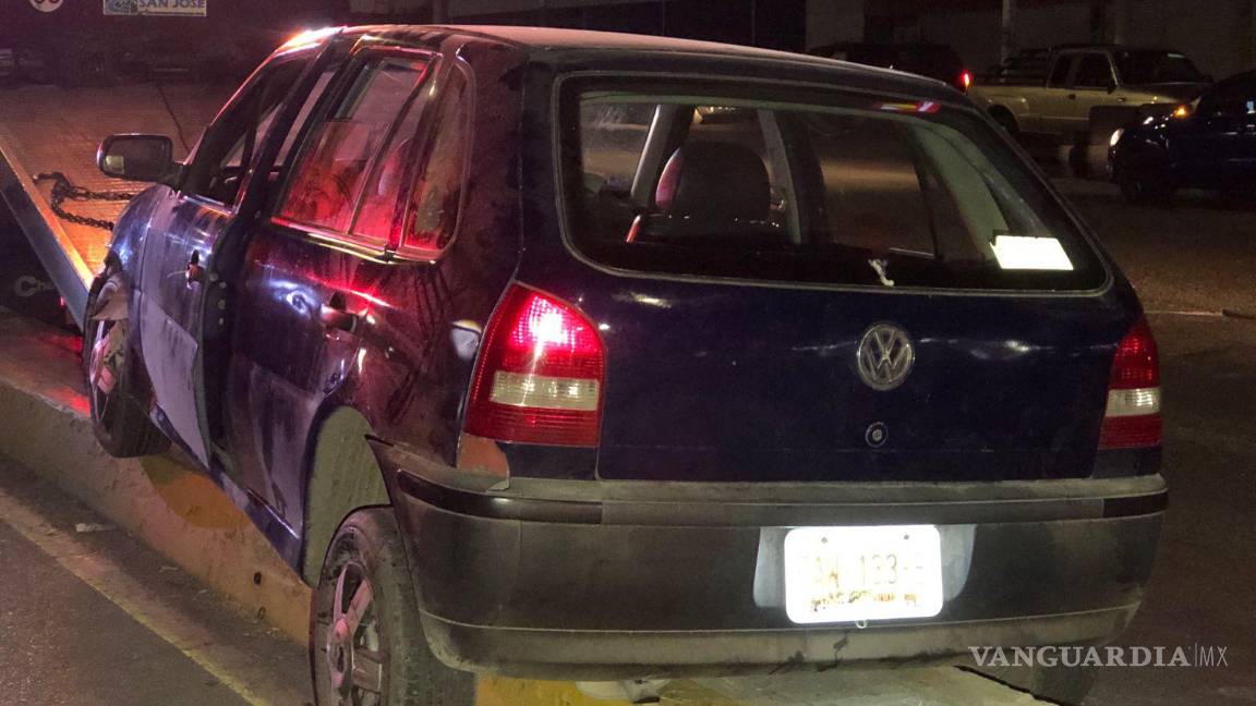 $!El vehículo fue remolcado mediante una grúa hacia un corralón.