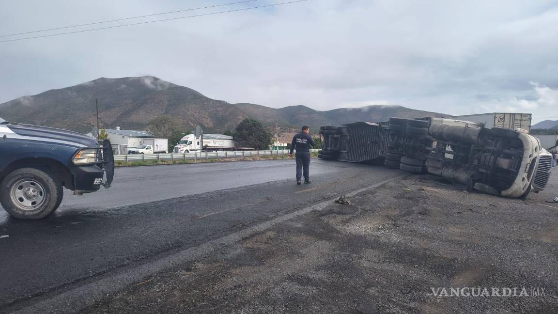 Por exceso de velocidad, tráiler termina volcado en Los Llanos, en Arteaga