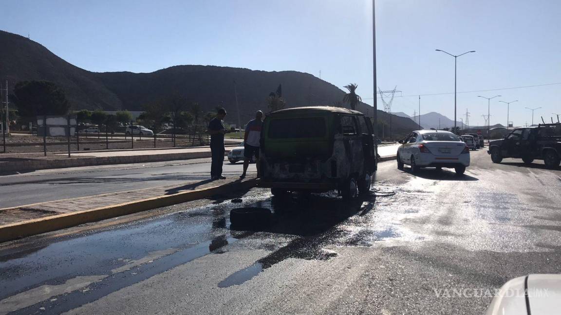 Incendio consume a combi ‘tuneada’ en carretera Torreón-Saltillo
