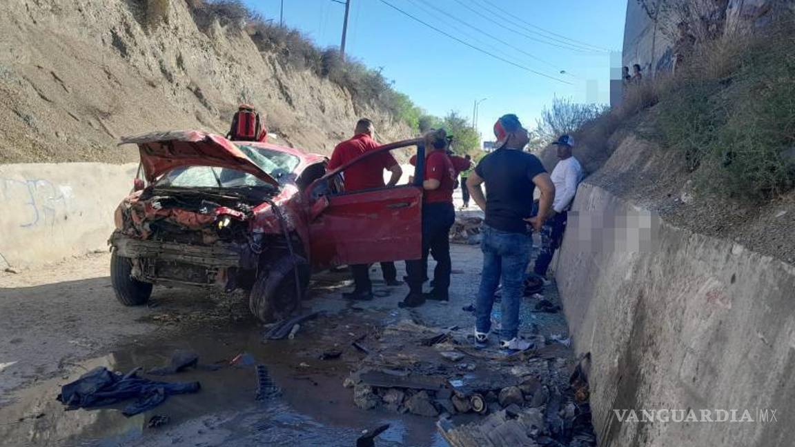 $!Autoridades municipales realizaron el peritaje y ordenaron el retiro del vehículo con una grúa.