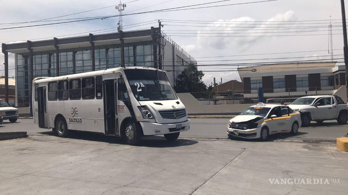 Choque provoca tráfico pesado en importante vía de Saltillo; no se reportan heridos