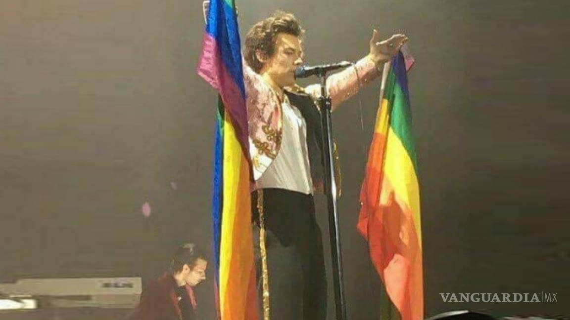 Harry Styles ondea la bandera 'arcoíris' en escenario de Londres