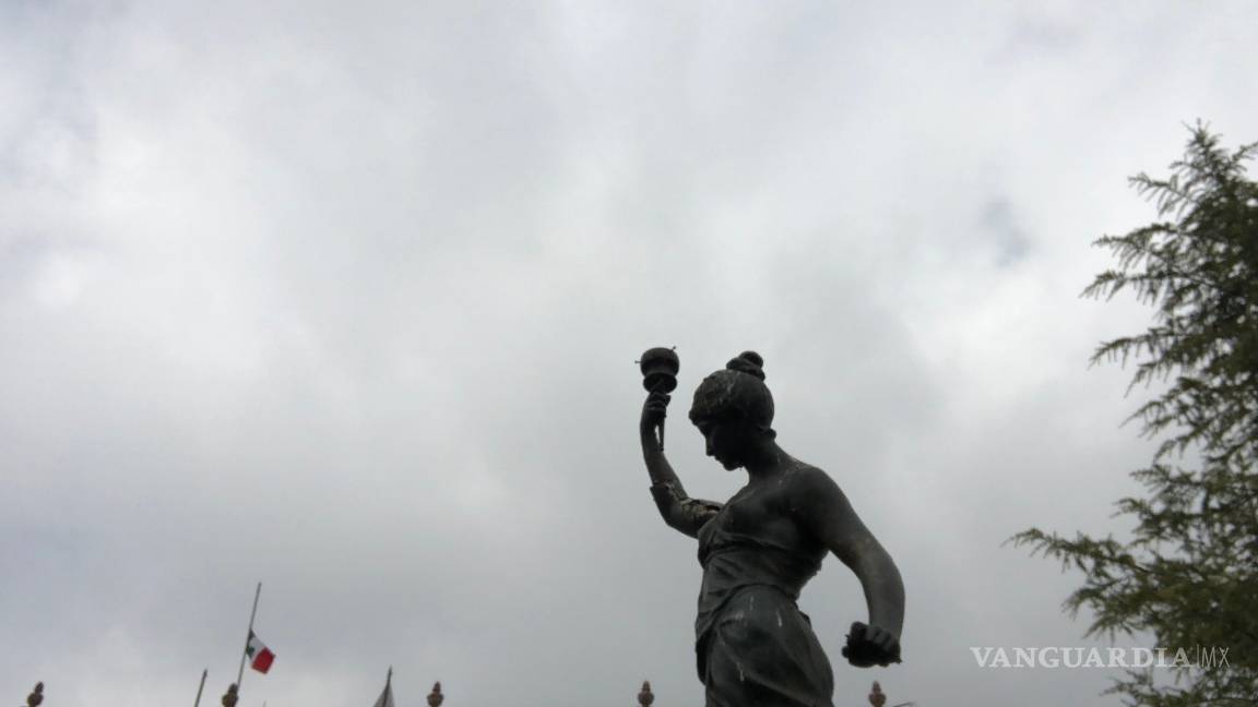 $!Lucen en mal estado las ninfas de la Plaza de Armas de Saltillo