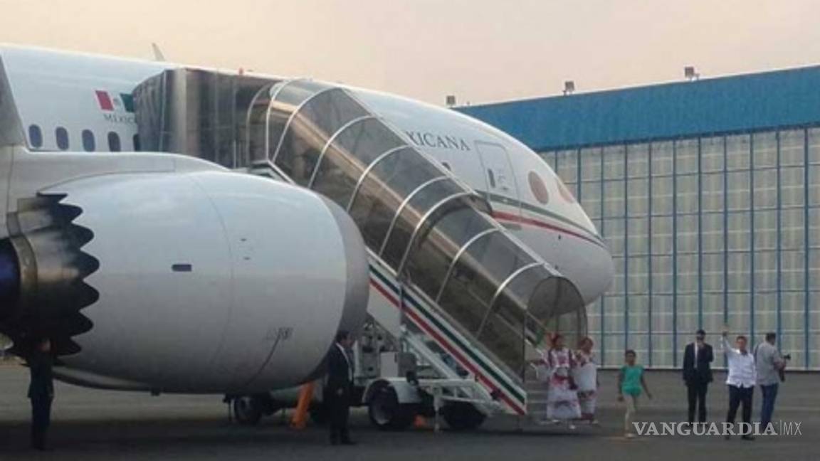 $!Peña Nieto invita a niña maya a visitar la Ciudad de México