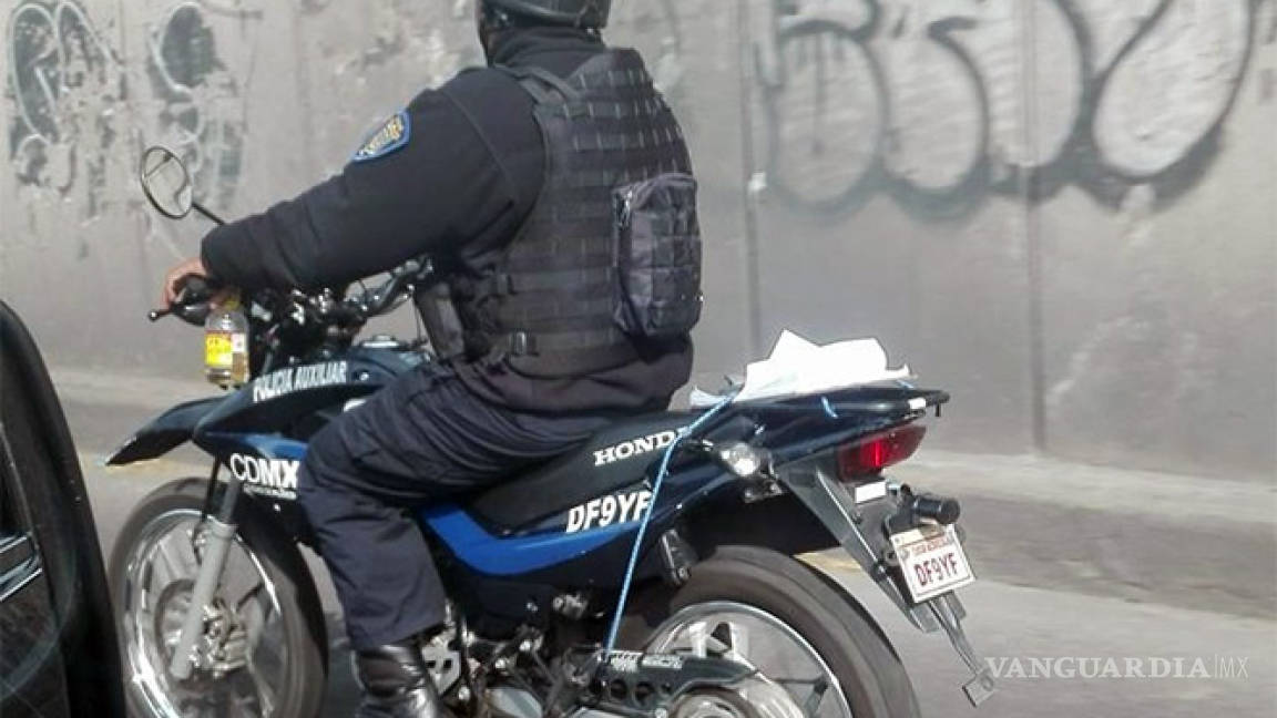 Captan a policía en moto con botella de aguardiente en CDMX