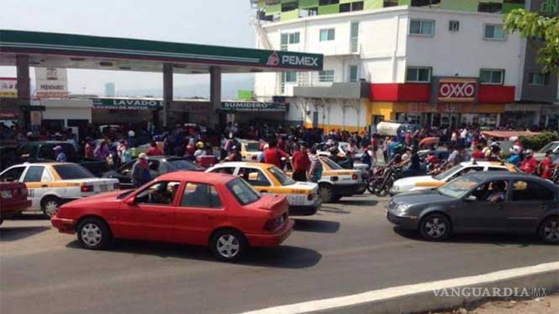 Maestros de la CNTE toman gasolineras en Chiapas