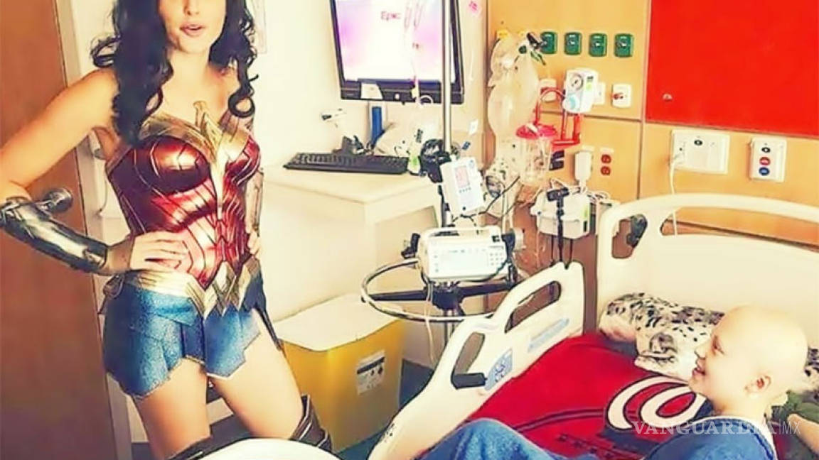 Gal Gadot visita hospital infantil vestida de Wonder Woman