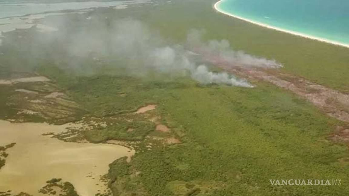 Continúan en alerta por incendio ‘activo’ en la isla de Holbox