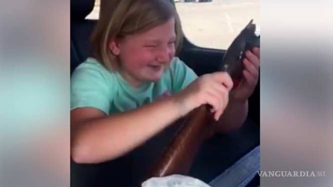 Sólo en Estados Unidos: niña se emociona cuando le regalan una escopeta