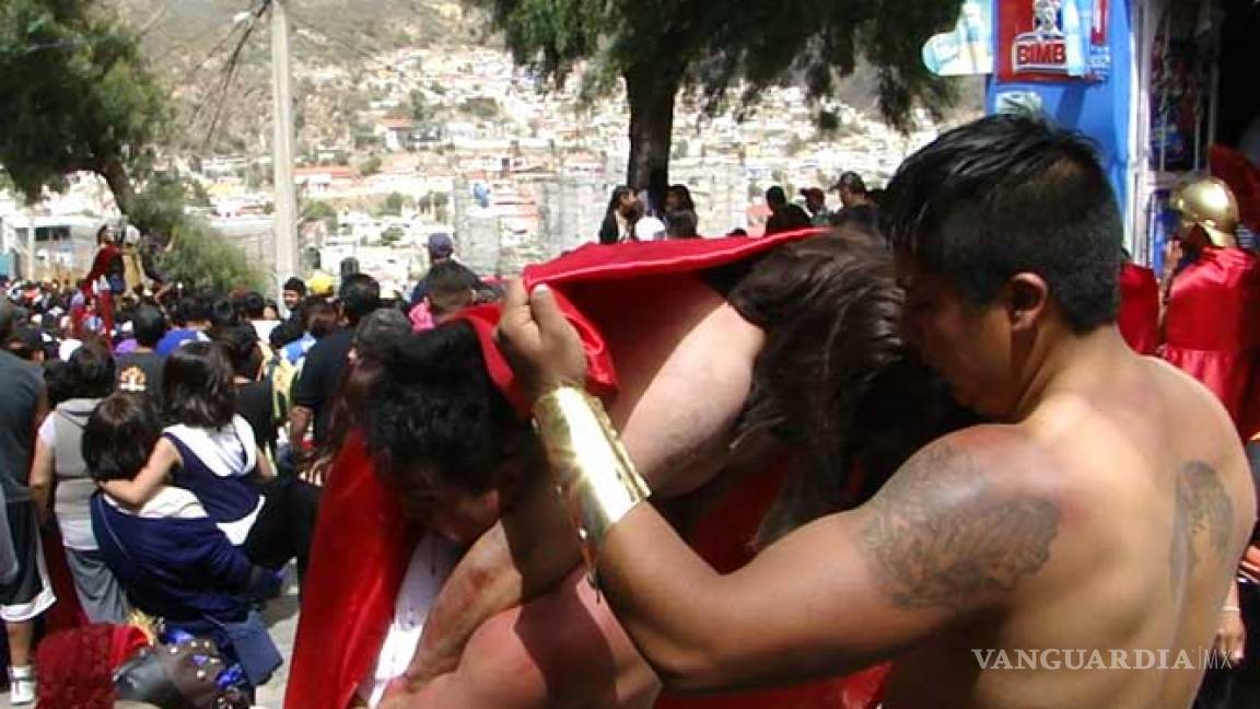 ‘Jesús de Nazaret’ sufre insolación en viacrucis de Hidalgo