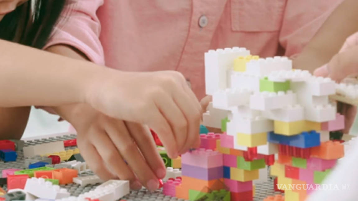 Ingenieros de LEGO hacen posible 'lluvia de caramelos'