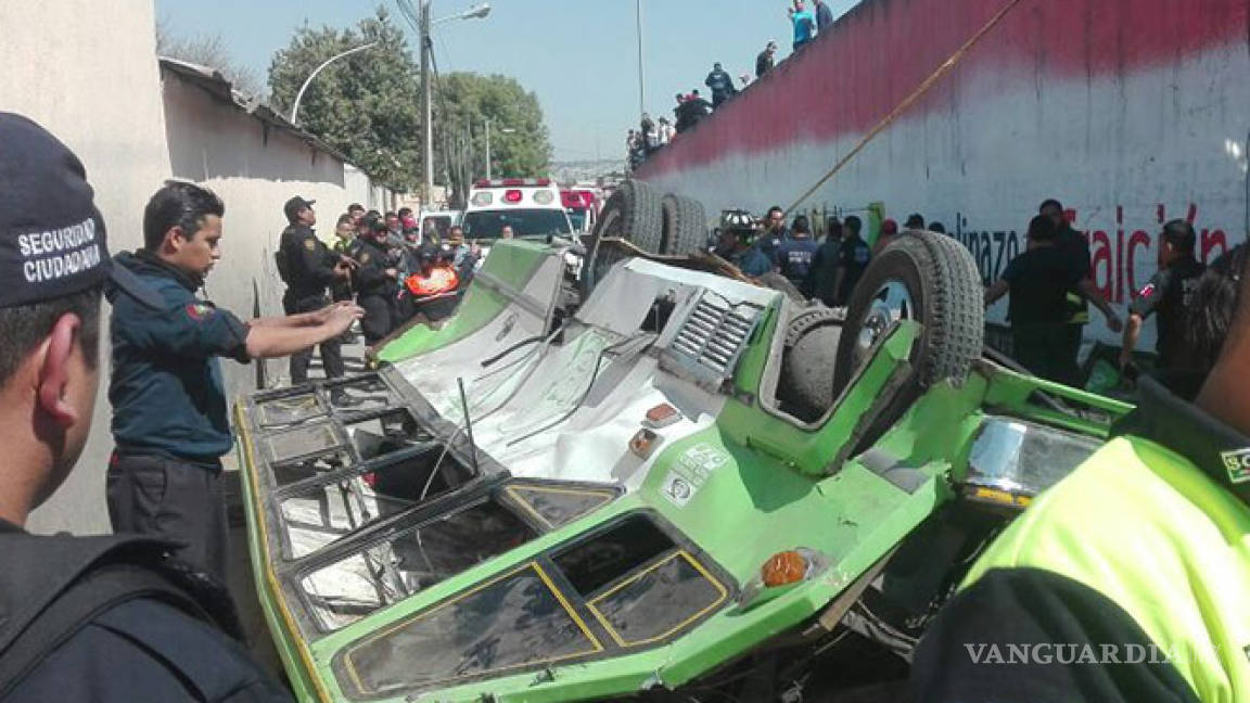 Cae microbús desde un puente en Estado de México; mueren 3 pasajeros