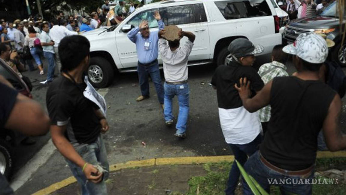 Agreden con palos y piedras a Ricardo Anaya y Miguel Ángel Yunes; acusan a Duarte