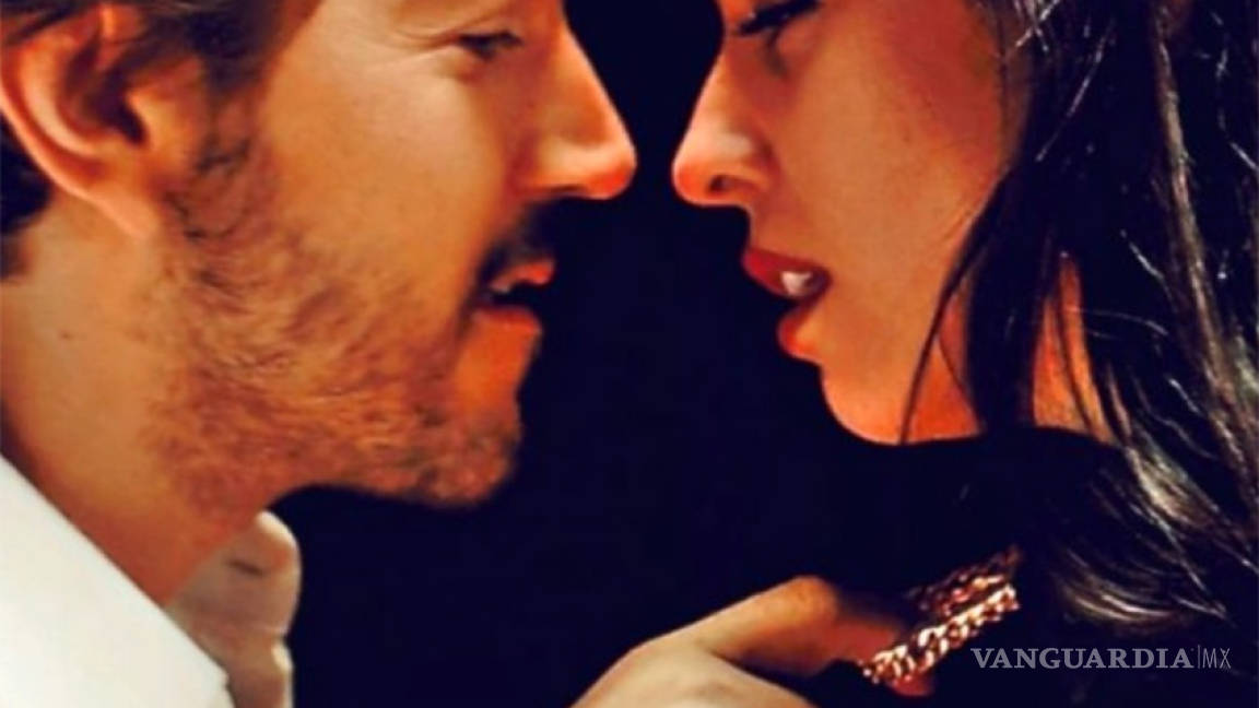 Mon Laferte baila y seduce a Diego Luna en 'El beso'