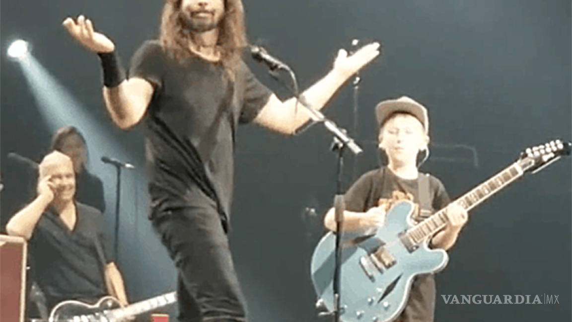 Dave Grohl regala guitarra a niño fan... de Metallica