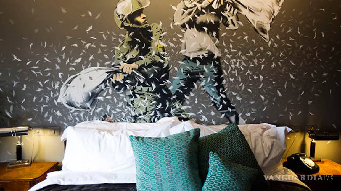 Banksy: exhibe murales en hotel con ‘peor vista del mundo’