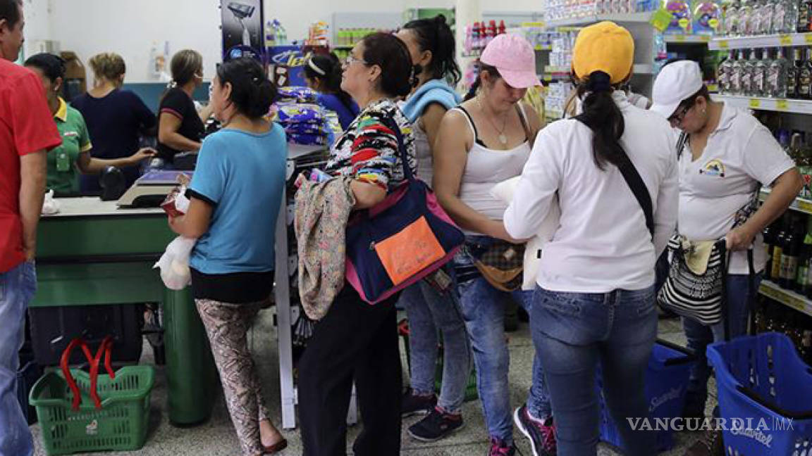 Venezuela reabre frontera con Colombia; cientos cruzan por víveres