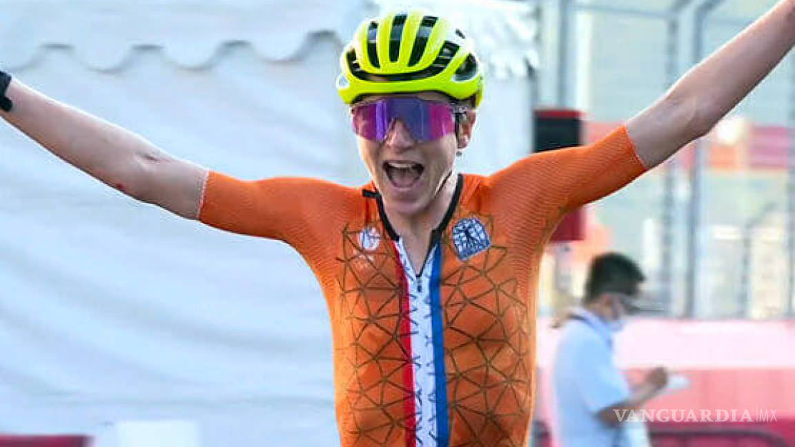Ciclista celebra el oro al llegar a la meta... ¡pero había llegado en segundo lugar! (video)