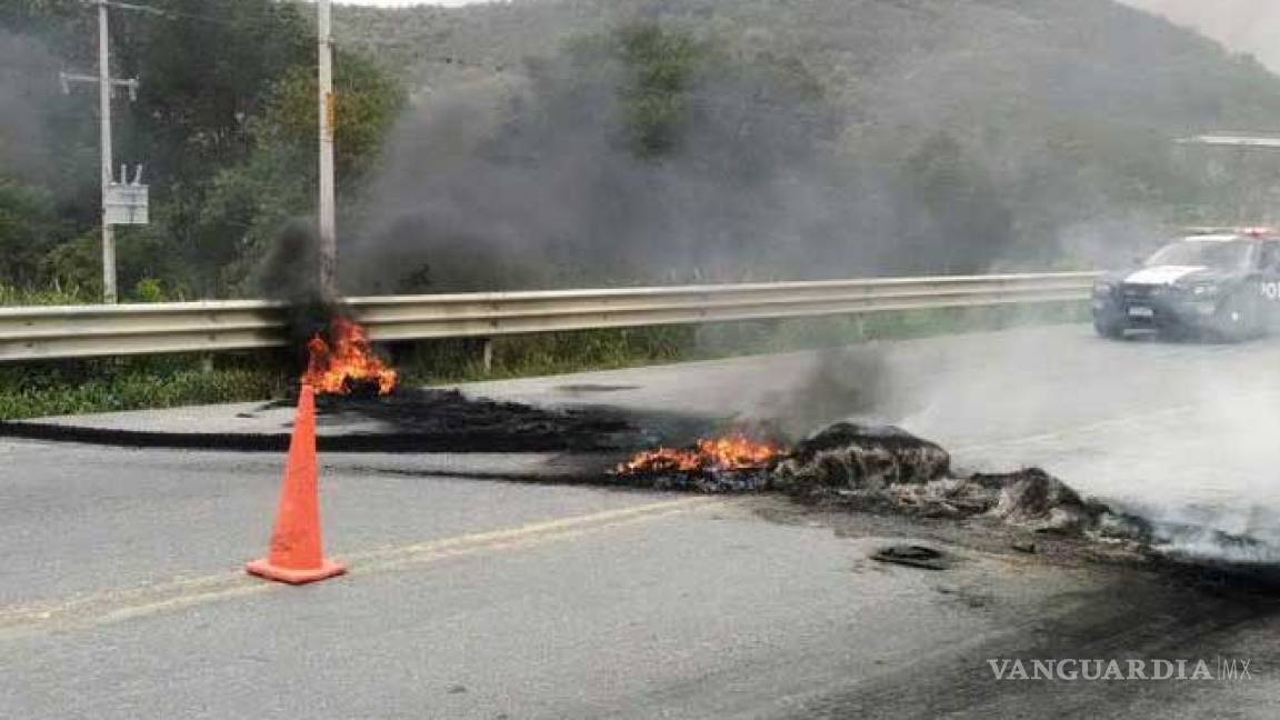 Bloquean carreteras tras operativo en Tamaulipas