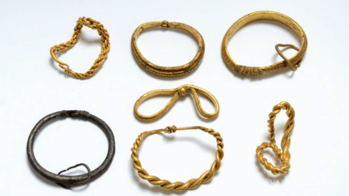 Aficionados encuentran piezas de oro vikingo en Dinamarca