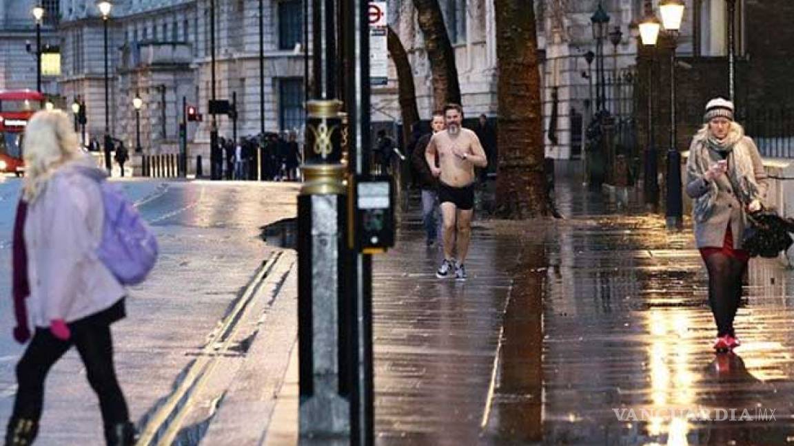 Periodista corre en calzoncillos por Londres al perder una apuesta